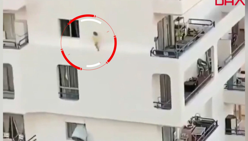 Küçük kızın korkutan oyunu