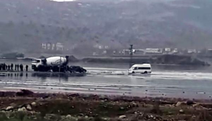 Su altında kalan köprüden geçmeye çalışan sürücüler mahsur kaldı