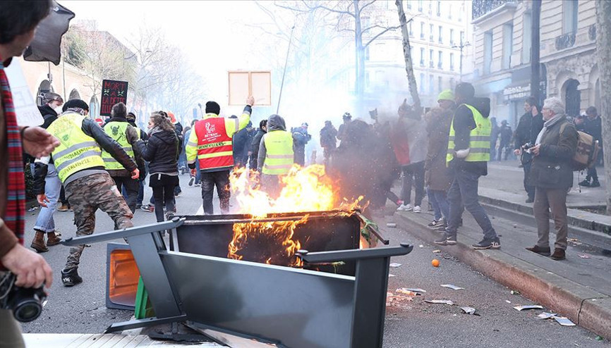 Fransada emeklilikte 64 yaş uygulamasından geçici olarak vazgeçildi