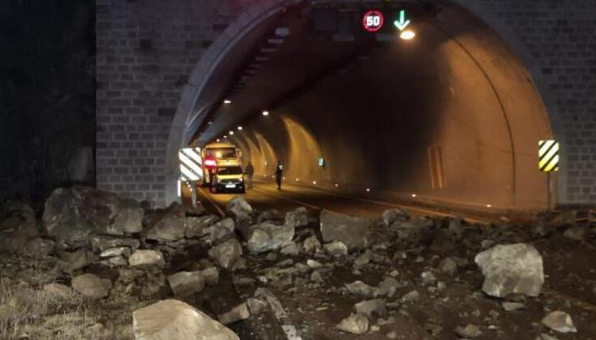 Dağdan kopan kayalar yolu kapattı, hasta ambulansta mahsur kaldı