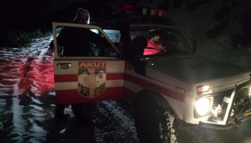 Cipleri kara saplanan off-road ekibini AKUT kurtardı