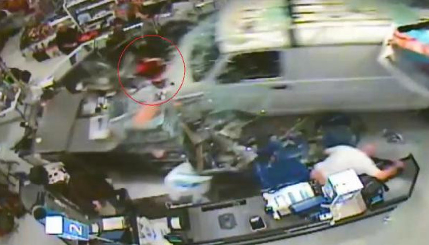 ABD’de şoke eden kaza Kamyonet mağazaya daldı: 11 yaralı