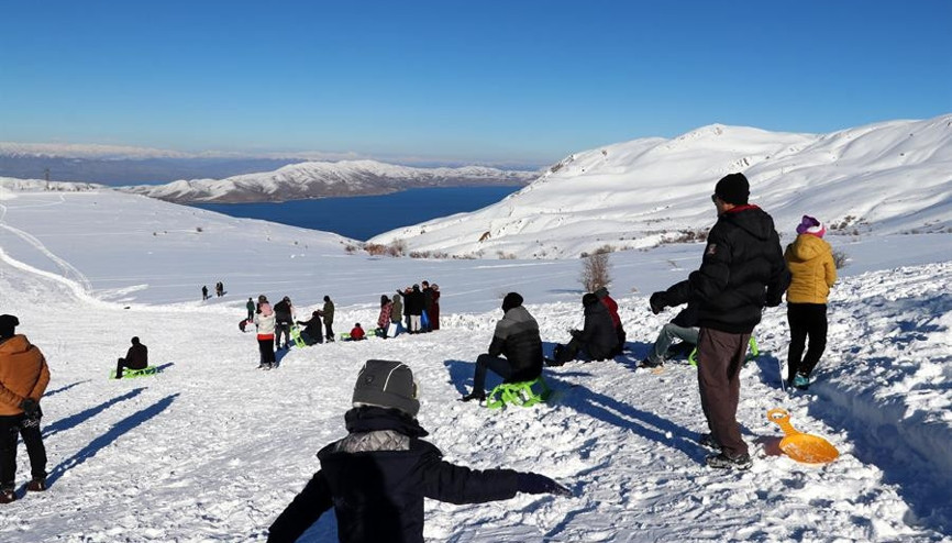 Türkiyenin göl manzaralı kayak merkezi Sezon açıldı, ziyaretçi akınına uğruyor...