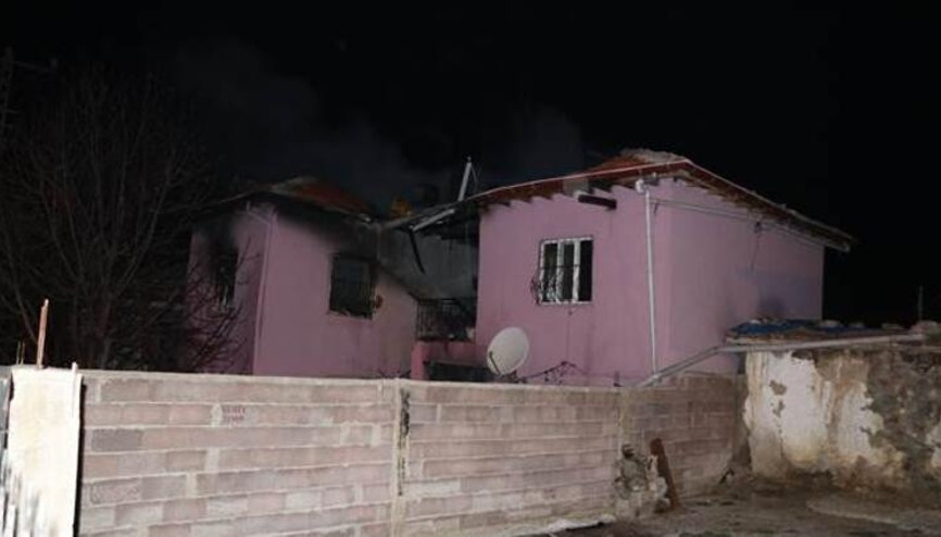 Niğdede iki katlı evde çıkan yangında 4 kişi öldü Niğdede iki katlı evde çıkan yangında 4 kişi öldü