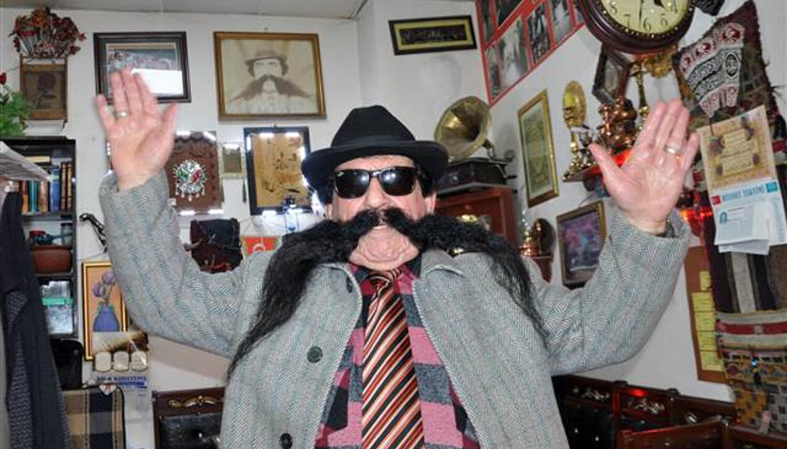 60 yıldır bıyıklarını kesmiyor 60 yıldır bıyıklarını kesmiyor