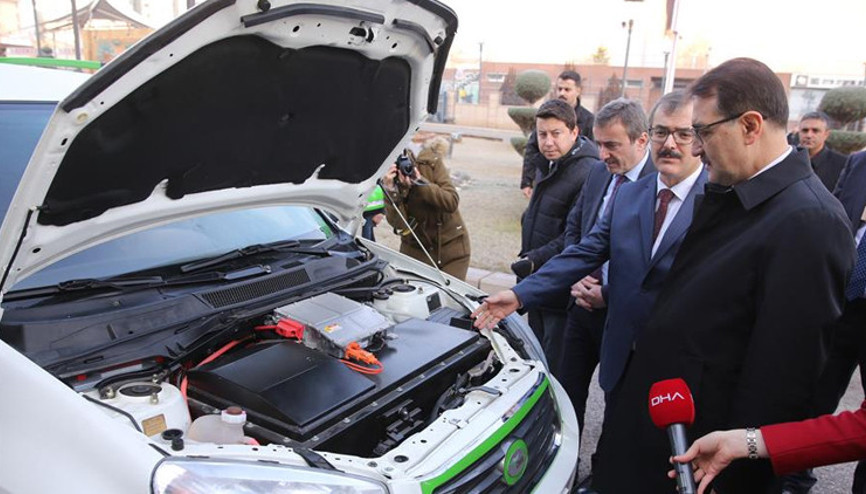 Bakan Dönmez, hidrojen yakıtlı otomobili test etti