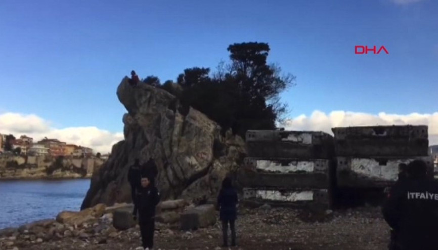 Liseli kız, herkesin gözü önünde kayalıklardan denize atladı