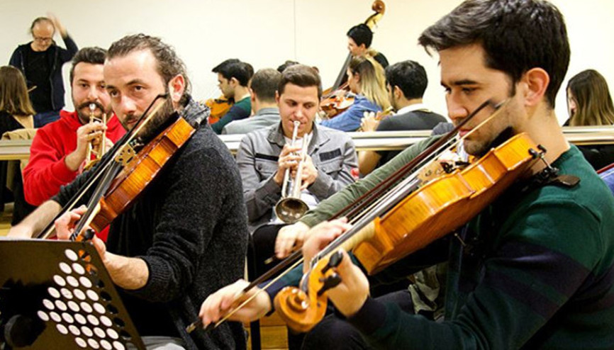 Müzik tutkusu orkestra kurdurdu
