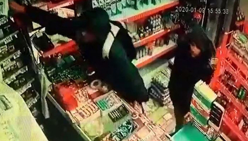 Sultangazide şapka ve sigara çalan şüpheliler kamerada