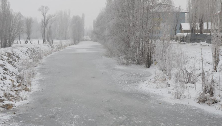 Muş’ta Karasu Nehri dondu