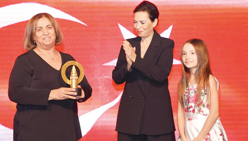 Yeşim Salkım ödülünü şehit annesine verdi