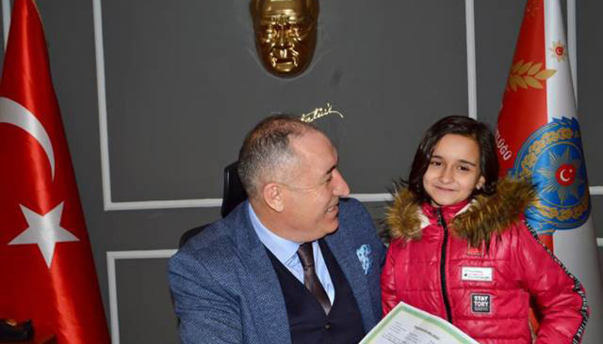 Elif, karne sevincini okula başlamasını sağlayan emniyet müdürüyle paylaştı