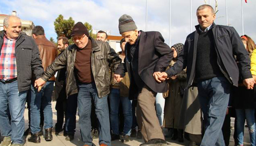 Hamsi yediler, kan verdiler, horon oynadılar