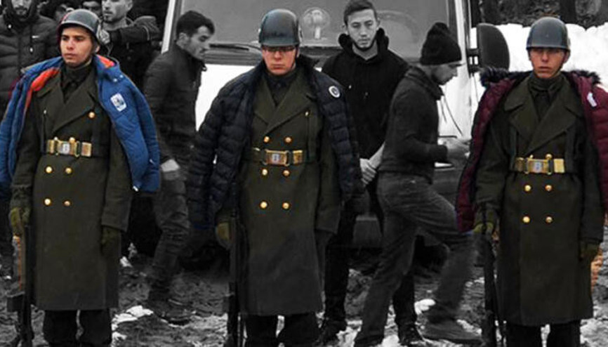 Üşümesinler diye montlarını askerlere giydirdiler