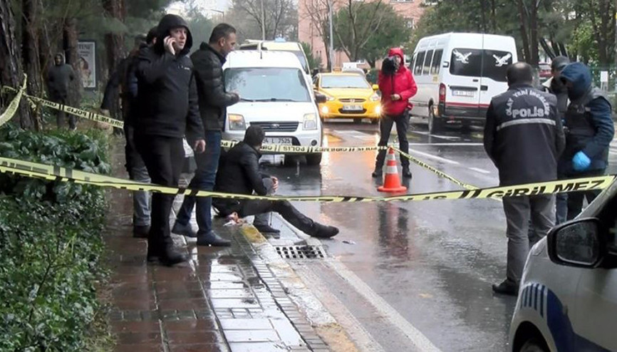 Bacağından silahla vurulan yaralı kaldırıma oturdu, ambulans bekledi