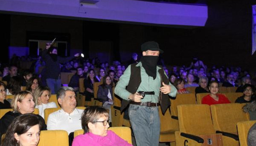 Öğrencilerin izlediği tiyatro oyunundaki silahlı sahneler tepki çekti