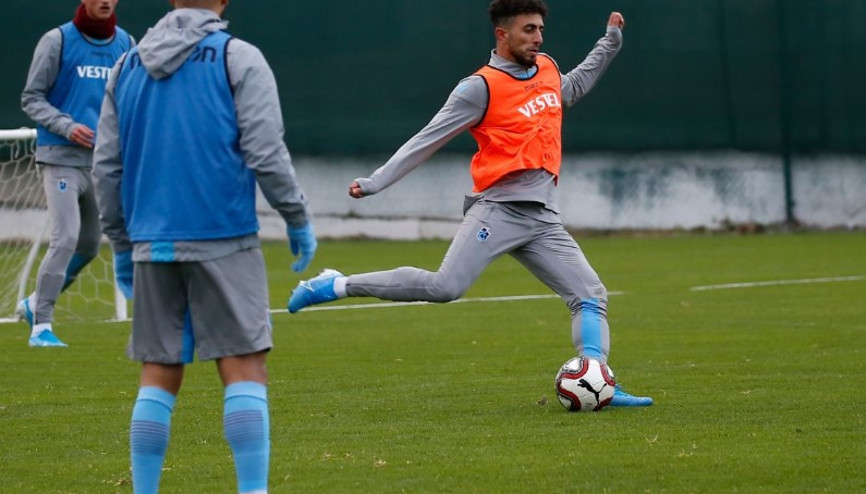 Trabzonsporda yeni transfer Bilal Başaçıkoğlu ilk antrenmanına çıktı