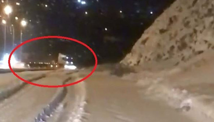 Karla kaplı yolda TIRın savrulma anı görüntülendi