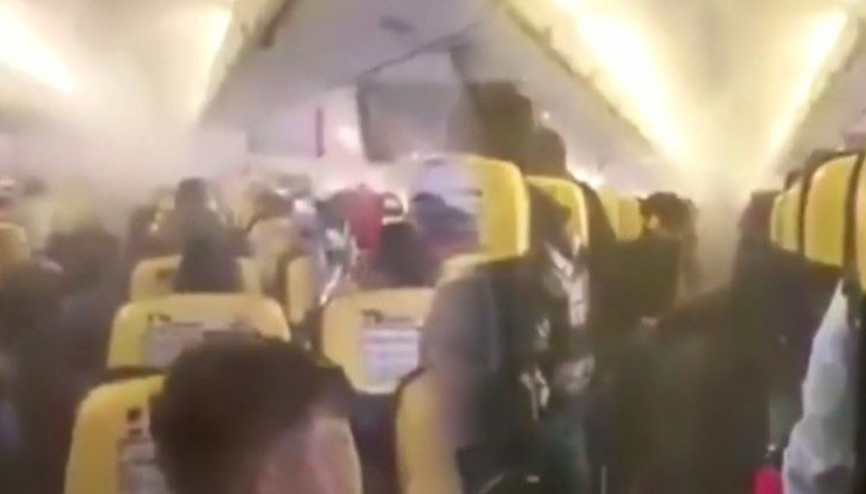 Uçağın içi dumanla doldu Panik anları kamerada