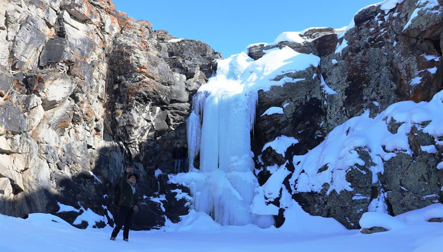 Buz tutan Toklu Şelalesi görsel şölen sunuyor