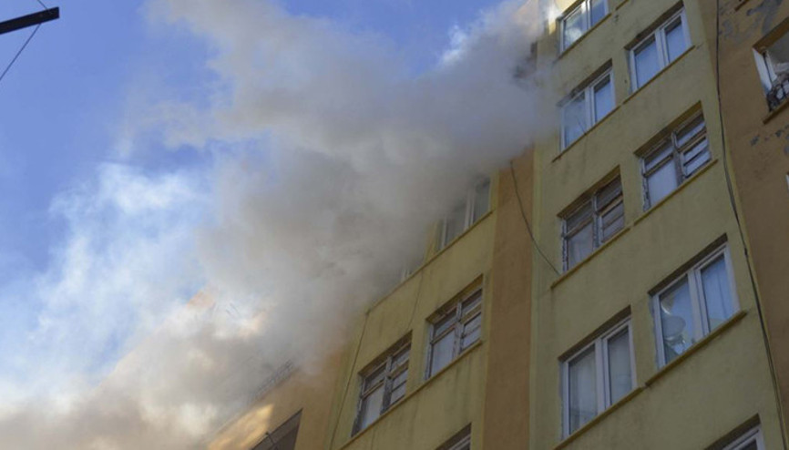 Apartman dairesinde çıkan yangını söndürüldü