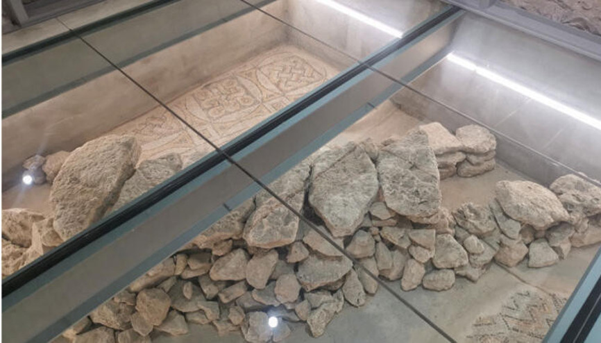 Belediye binasının restorasyonunda tarihi mozaikler bulundu