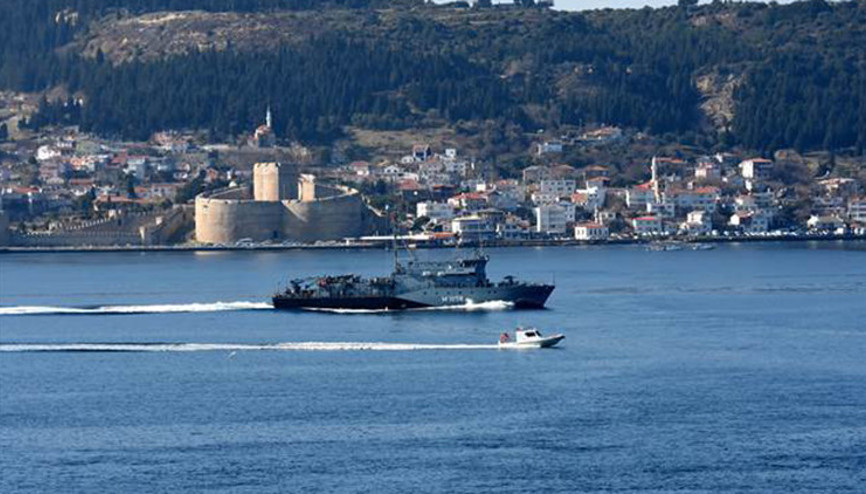 Alman savaş gemisi Çanakkale Boğazı’ndan geçti
