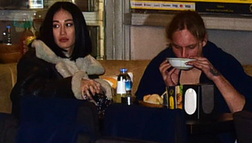 Dilan Gerede Erkaya kız arkadaşıyla yemekte