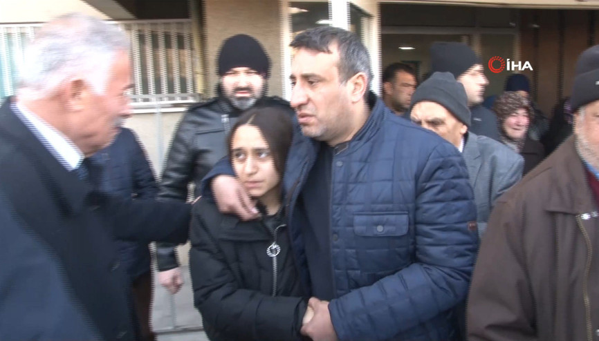 Acılı baba kızının elini bir an olsun bırakmadı