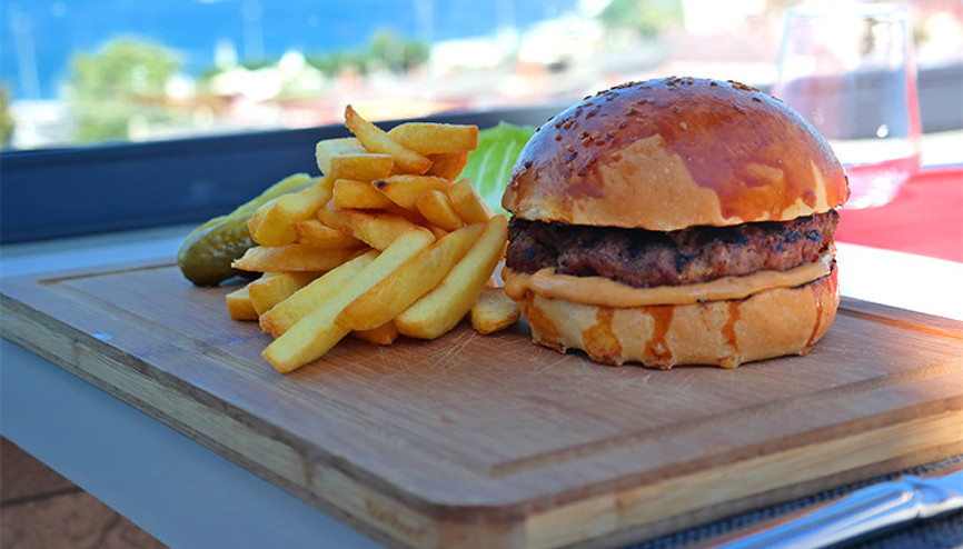 Hamburgerin tadı Boğazda bir başka olur