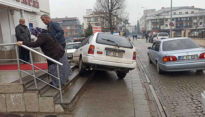 Direksiyon hakimiyetini kaybedince merdiven boşluğuna girdi