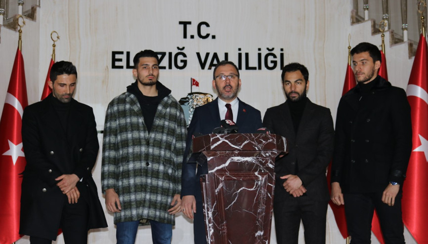 Bakan Kasapoğlu ve futbolcular, depremzedelere destek için Elazığda