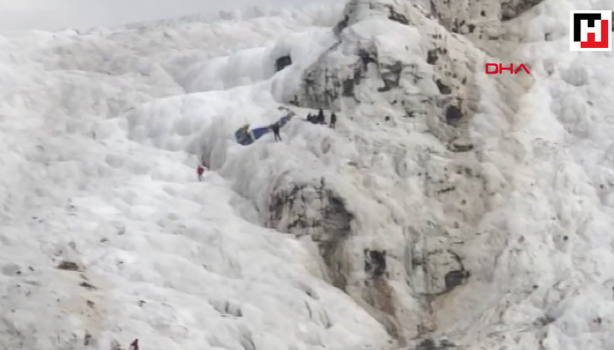 Paraşütün hakimiyetini kaybedip travertenlere düştü Paraşütün hakimiyetini kaybedip travertenlere düştü