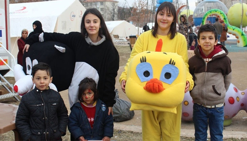 2 kardeş gönüllü olarak depremzede çocukların yüzünü güldürüyor