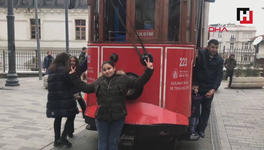 Kaza yapan tramvayın önünde fotoğraf çektirme yarışı