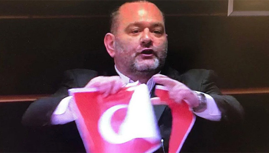 Son dakika haberler... Bakan Çavuşoğlundan Türk Bayrağını yırtan ırkçı vekile sert tepki