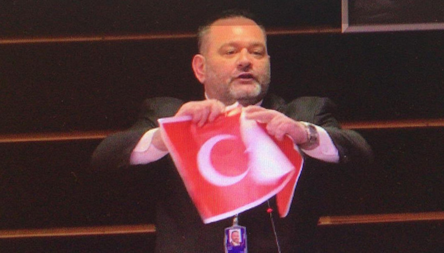 AP Raportörü Sanchezden Türk bayrağını yırtan Yunan milletvekiline tepki