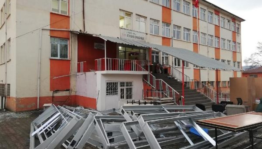 Depremde hasar gören 266 öğrencili okul boşaltıldı Depremde hasar gören 266 öğrencili okul boşaltıldı