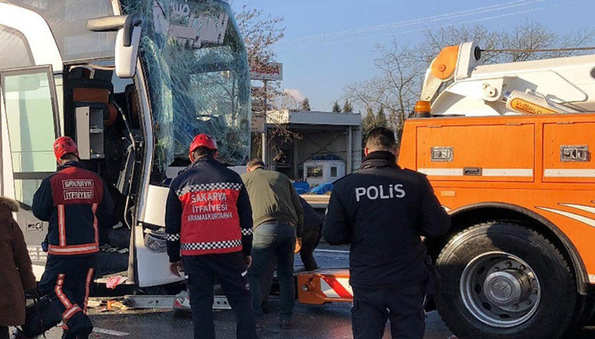 Irak plakalı yolcu otobüsü, TIRa çarptı: 6 yaralı