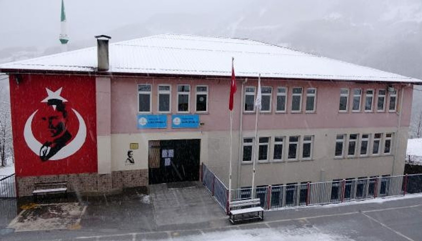 Duvarlarında çatlaklar oluşan okulun kapatılmasına, velilerden tepki
