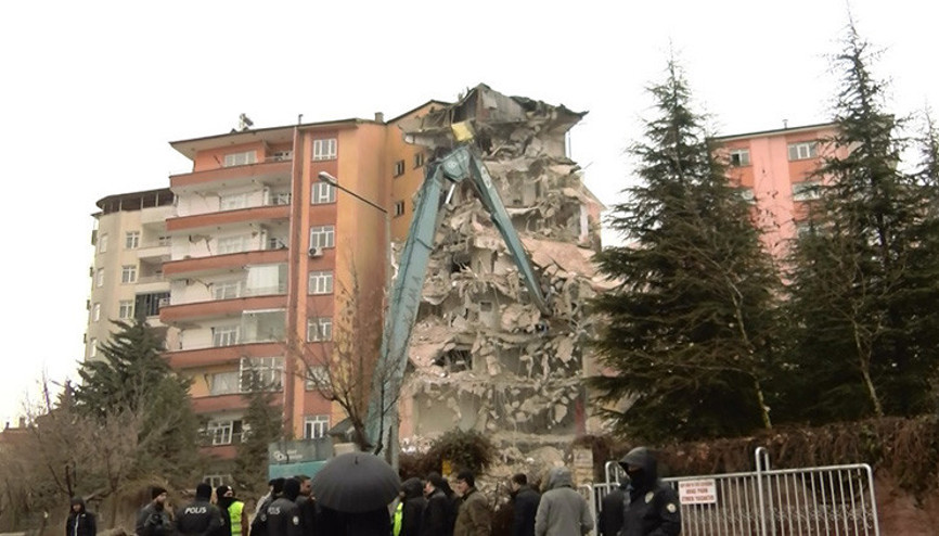 Depremde hasar gören 48 daireli sitede yıkım çalışması