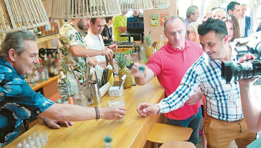 Kardak tahrikçisi barmen oldu