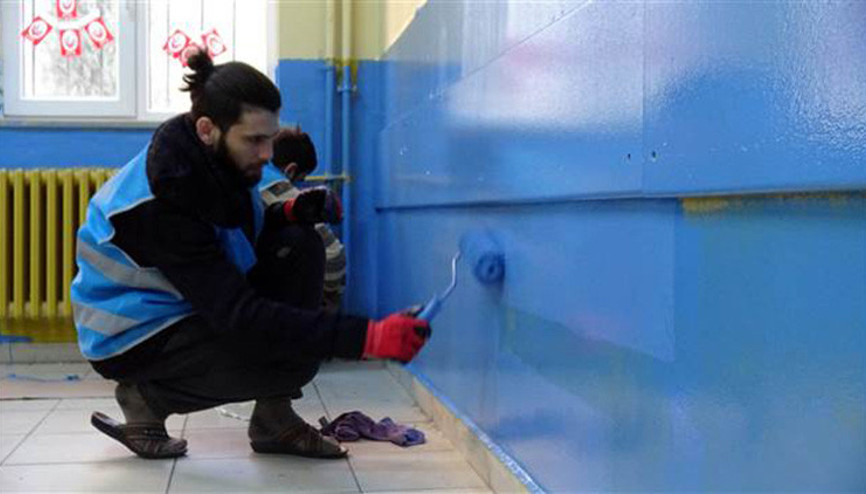 Avcılarda hükümlüler yarıyıl tatilinde 4 katlı okulu boyadı
