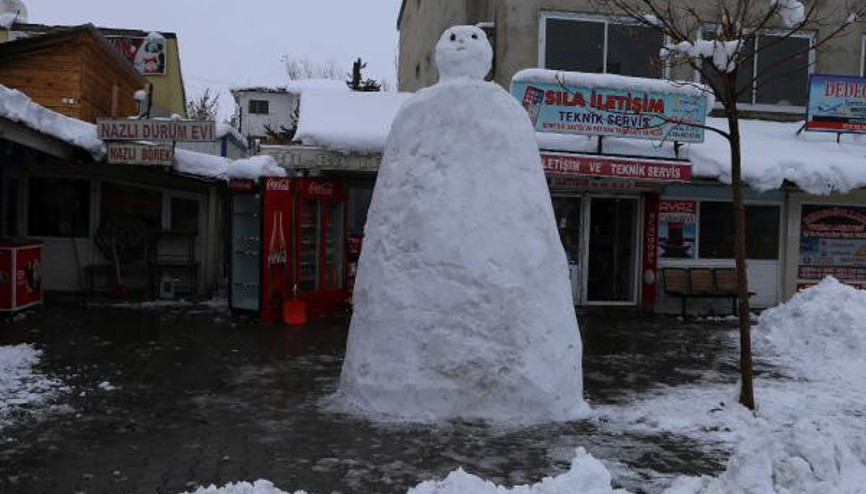 Vartolu esnaf 2 metrelik kardan adam yaptı Vartolu esnaf 2 metrelik kardan adam yaptı