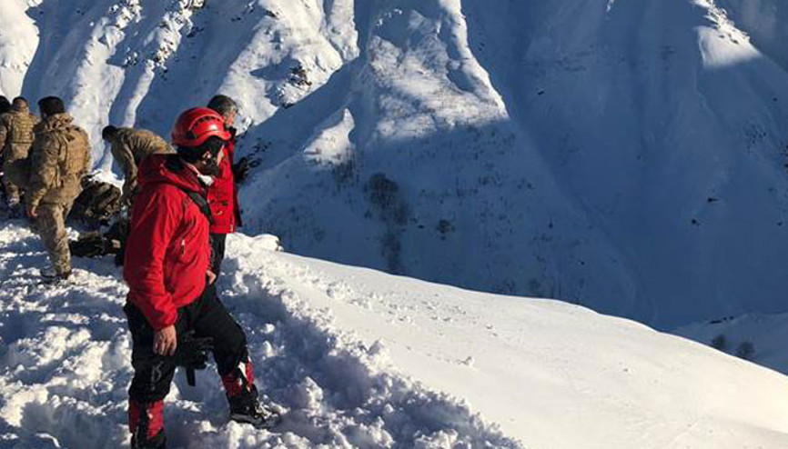 Bingölde güvenlik korucusu çığ altında kaldı