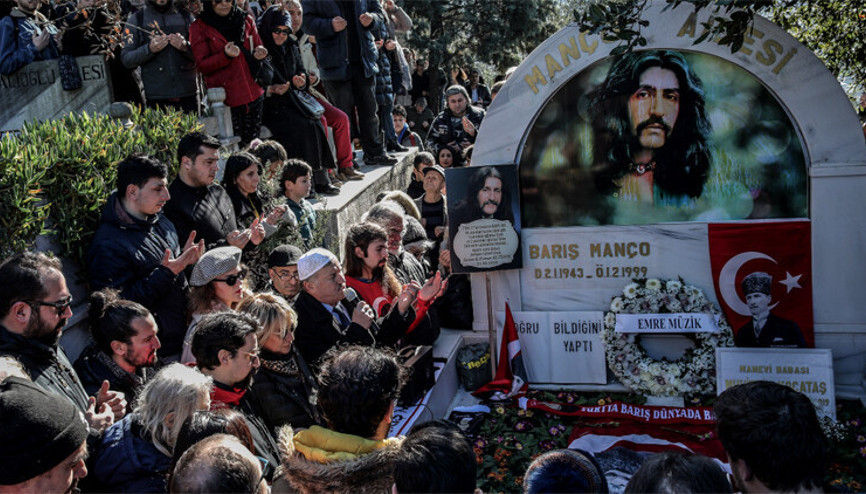 Barış Manço ölümünün 21inci yılında, Kanlıcadaki mezarı başında anıldı Barış Manço ölümünün 21inci yılında, Kanlıcadaki mezarı başında anıldı