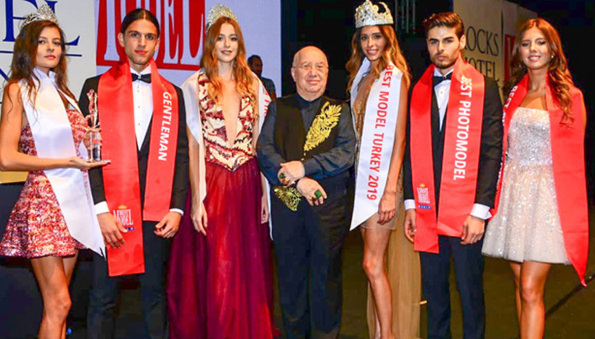 Best Model tacını babası için kazandı