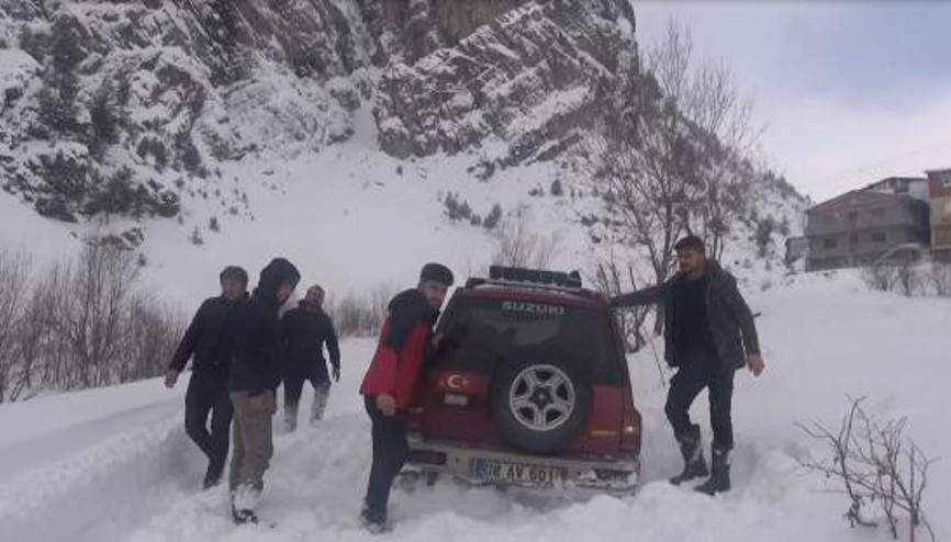 Yaylada cipleri kara saplanınca mahsur kalan off-road ekibi kurtarıldı