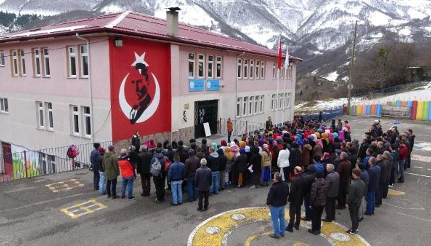 Riskli okul eğitime kapatıldı, veliler taşımalı eğitim eylemi yaptı