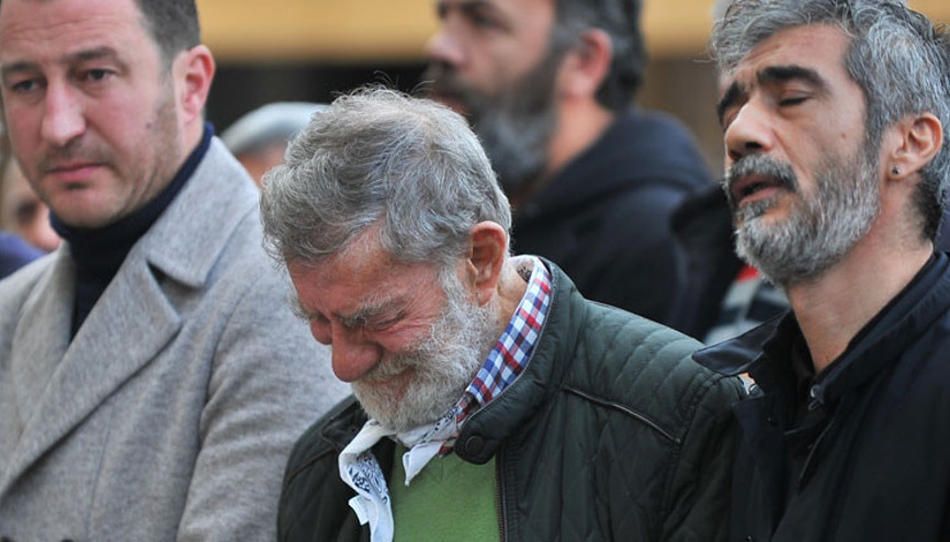 Ahmet Mekin, eşini gözyaşlarıyla son yolculuğuna uğurladı Ahmet Mekin, eşini gözyaşlarıyla son yolculuğuna uğurladı